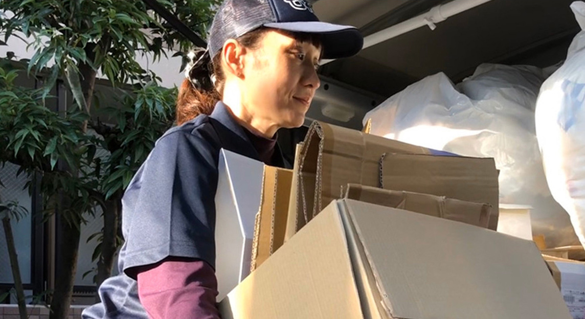 埼玉県でゴミ屋敷片付け,汚部屋掃除業者の片付け・搬出作業