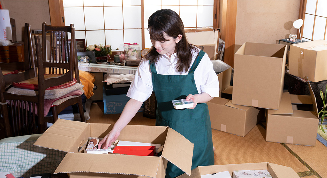 埼玉県でゴミ屋敷片付け,汚部屋掃除業者の仕分け作業